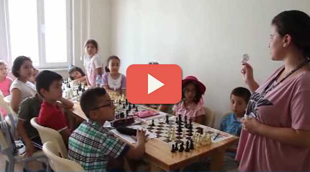 ÇOCUKLAR SATRANÇ ÖĞRENİYOR