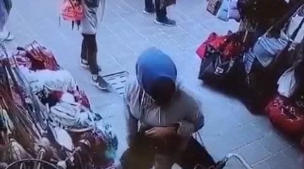 Cüzdanı saniyeler içerisinde çaldı!