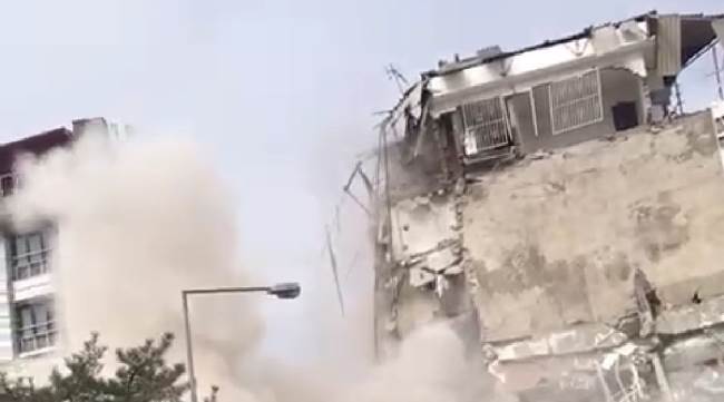 DEPREMDE HASAR ALAN BİNA YIKILIRKEN ÇÖKTÜ