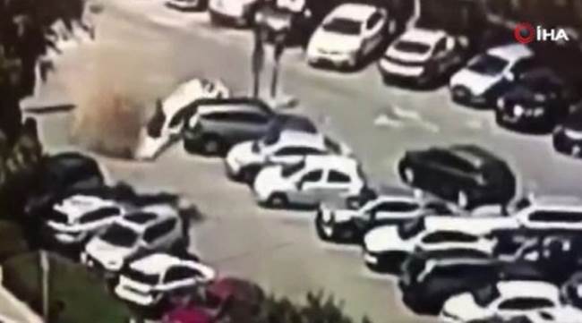 Dev çukur araçları yuttu!