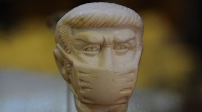 Dikkat çekmek için maskeyi lületaşına kazıdılar