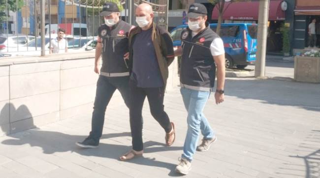 Ekip otosuna çarparak kaçan uyuşturucu satıcıları yakalandı