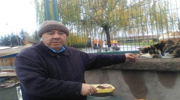 EMEKLİ MAAŞINI SOKAK HAYVANLARI İÇİN HARCIYOR