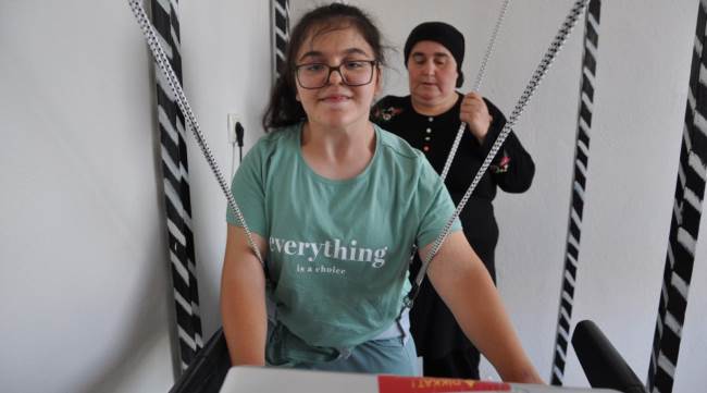 Engelleri aşıp, emeklemeye başladı