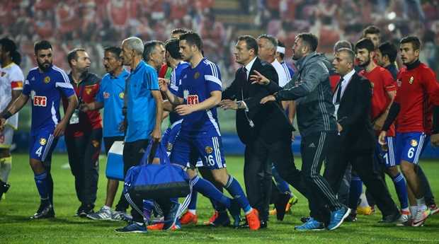 Es Es hakeme tepki için sahadan çekildi