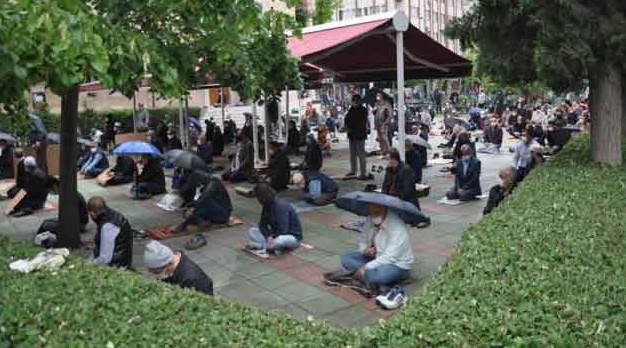 Eskişehir'de 74 gün sonra ilk cuma namazı