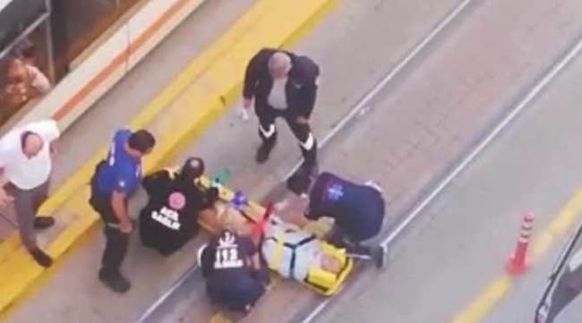 Eskişehir’de bisikletten düşen adam tramvaya çarptı