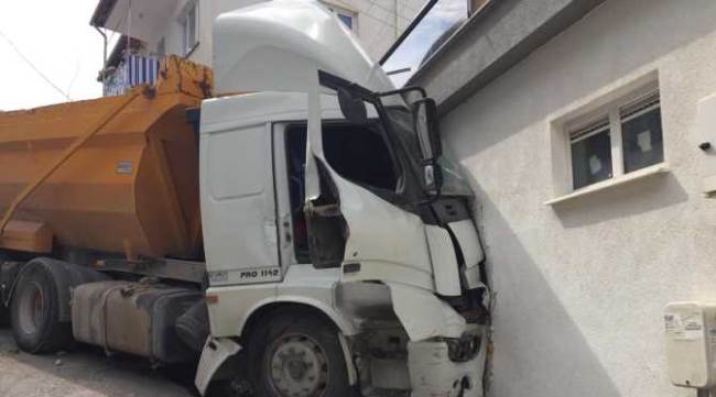 Eskişehir'de hafriyat kamyonu binaya daldı!