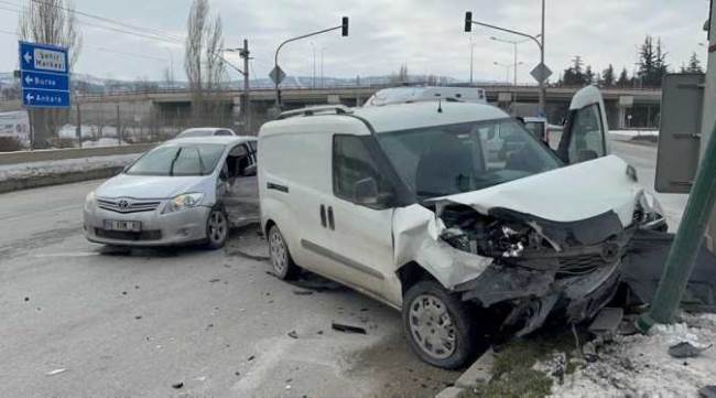 Eskişehir’de iki araçta bulunan 5 kişi adeta ölümden döndü