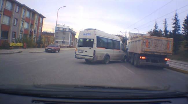 Eskişehir'de kazadan kıl payı kurtuldular!