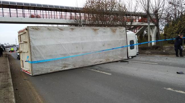 Eskişehir'de korkunç kaza! TIR devrildi..