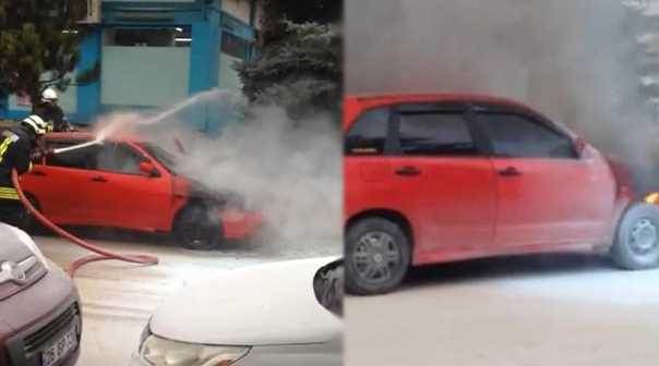 Eskişehir’de park halindeki otomobil alevlere teslim oldu