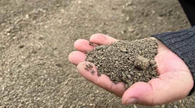 Eskişehir’de rüzgarla birlikte kuruyan toprak çiftçiyi şok etti