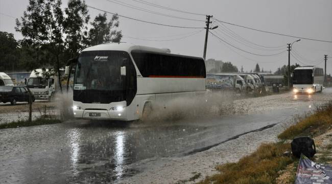 Eskişehir'de şiddetli yağış ve dolu, hayatı olumsuz etkiledi