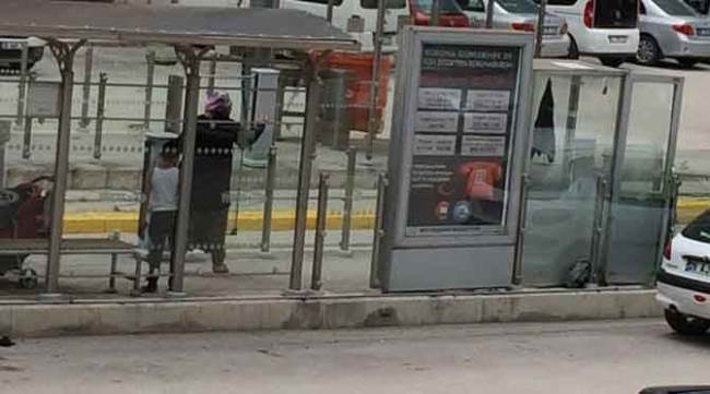 Eskişehir'de tramvay durağında akıllara ziyan kavga 