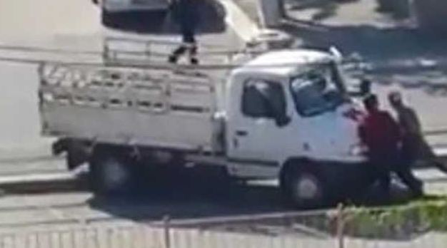 Eskişehir'de tramvay yoluna takılan kamyonet