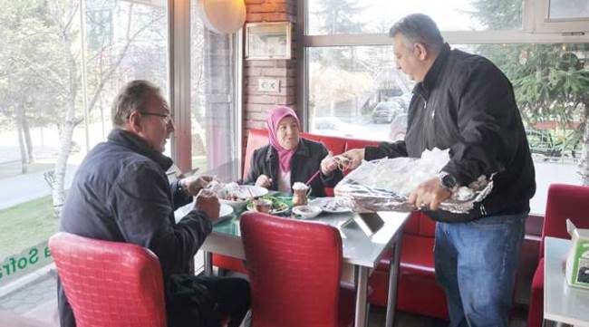 Eskişehirli esnaf yoldan geçene maske dağıttı