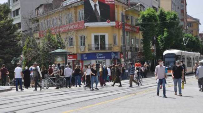 Eskişehirliler alışveriş noktalarına akın etti