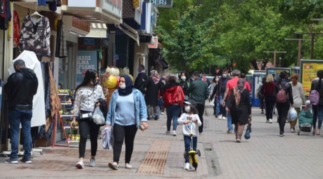 Eskişehirliler yasak sonrası kendini sokağa attı
