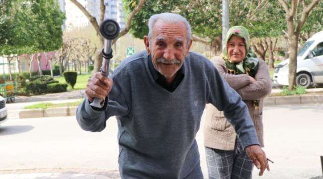 Eve gitmemek için bastonuyla direndi