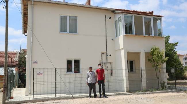 Evi yanan sağlık emekçisi yeni evine kavuştu