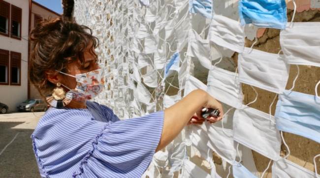 Evin duvarını maskelerle kapladı