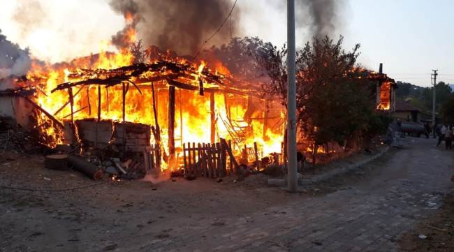 Evleri gözlerinin önünde küle döndü