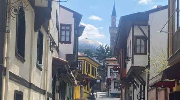 Fırınlar, sağlık kurum ve kuruluşları ile eczaneler açık olacak