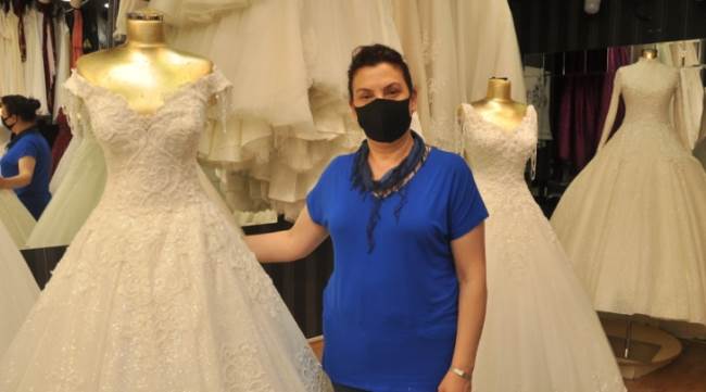 Gelinliklerin yanında maske de üretiliyor
