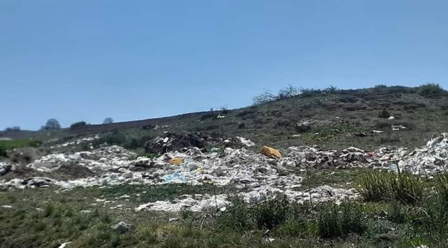 Gelişigüzel dökülen moloz ve harfiyat atıklarının çirkinliği sürüyor