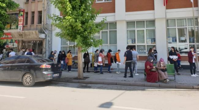 Gençler işkur önünde kuyruğa girdi