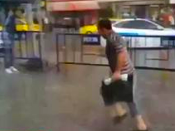 Taksim'de Vatandaşlar Yağmura Hazırlıksız Yakalandı