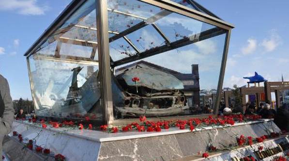 HAYATINI KAYBETTİĞİ ARACIN ÖNÜNDE ANILDI