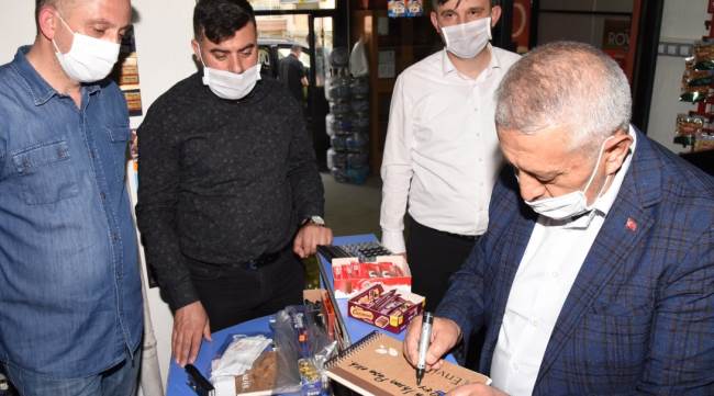 Hayırseverler veresiye defterlerini satın alıyor