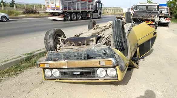 Hurdaya dönen otomobilin sürücüsü olay yerinden kaçtı