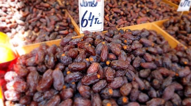 Hurma satışları esnafın yüzünü güldürmedi