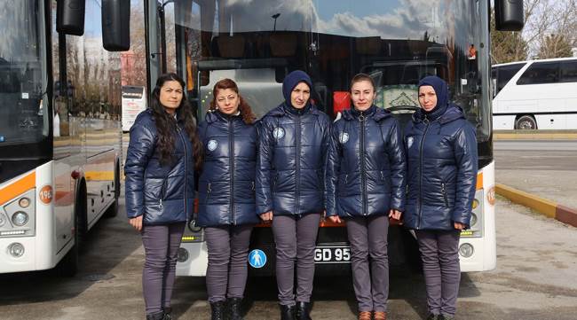 İLK KADIN OTOBÜS ŞOFÖRLERİ DİREKSİYON BAŞINA GEÇTİ