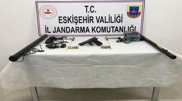 Kaçak kazı için araştırma yaparken yakalandılar