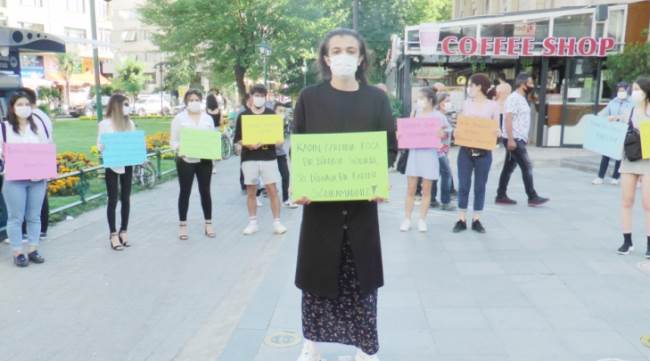 Kadın kıyafeti giydi, kadına şiddete tepki gösterdi