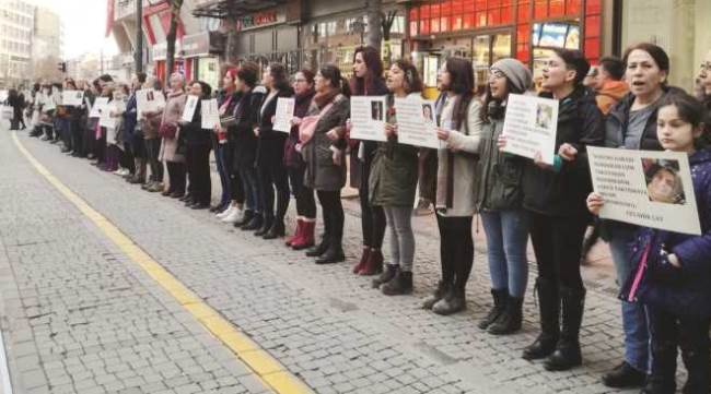 KADINA ŞİDDETE ZİNCİR OLUŞTURARAK TEPKİ GÖSTERDİLER
