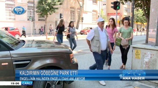 Kaldırımın ortasına park etti