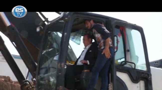 Karacan oparatör koltuğuna geçti