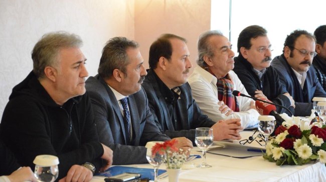 Karacan sanatçılarla birlikte Hatay'a gitti