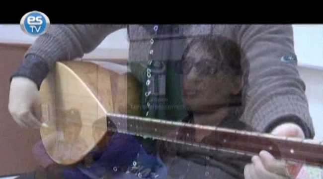 Karanlık dünyasını müzikle aydınlatıyor