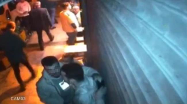 Kaşla göz arasında telefonu böyle çaldı