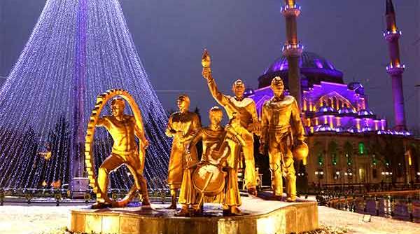 KAVŞAK VE CADDELER IŞIL IŞIL PARLIYOR