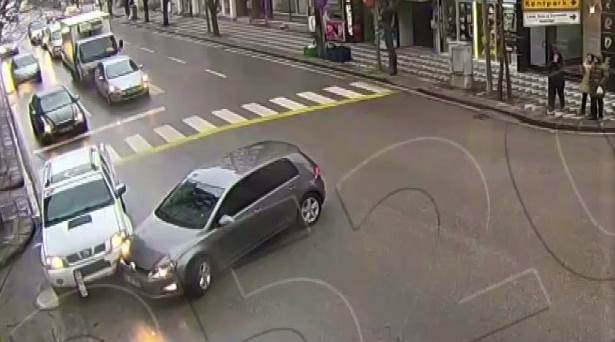 Kaza anları mobese kameralarına yansıdı