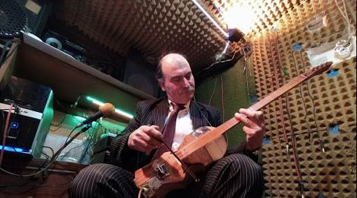 Keman ve sazı tek bir enstrümanda bir araya getirdi