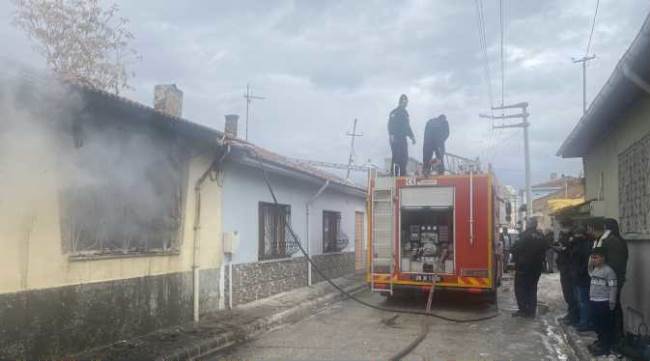 Kendi evini ateşe verdi