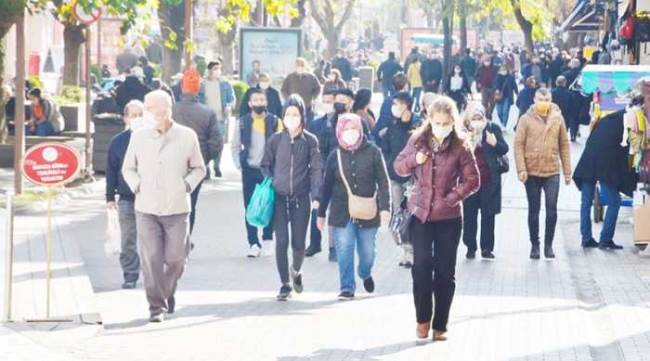 Kimi maskesini takmadı, kimi sigarasını içti